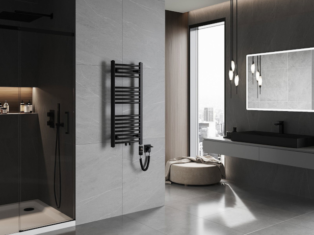 Стенен електрически радиатор в интериор на баня