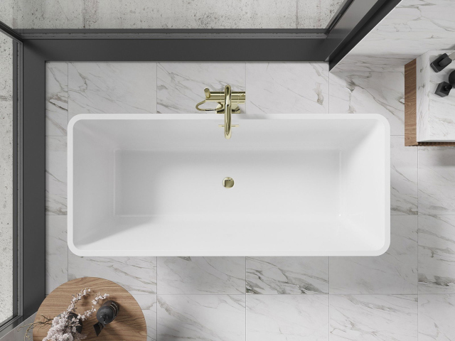 Бели плочки в аранжировка на банята