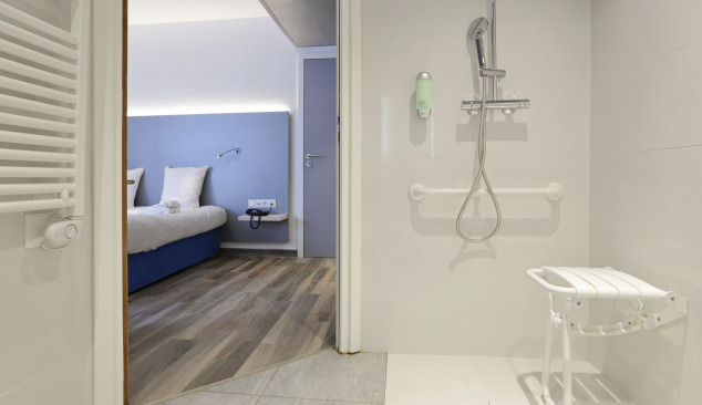 Хора с увреждания и душ кабини - по-добри от вана?