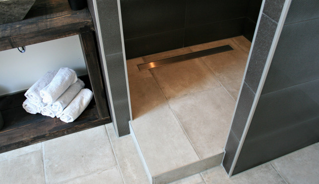 Предимства и недостатъци на душ без душ кабина - линейното оттичане