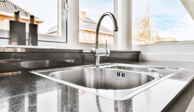 Може ли да се постави мивка под прозорец?