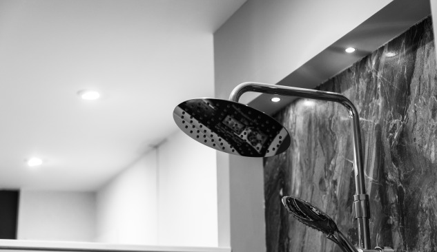 Черно-бяла декорация в твоята баня