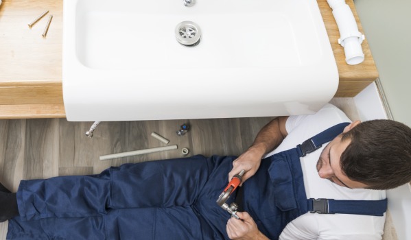 На каква височина да се постави оттичането за мивката според водо-канализационната норма?