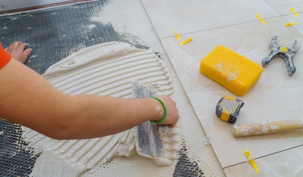 Каква лепило за плочки да изберем?