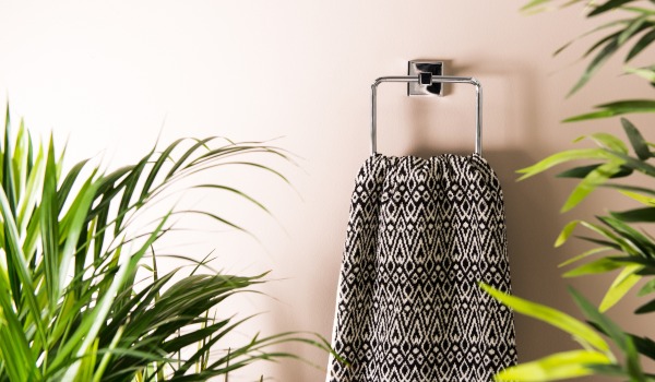 Кой начин на монтаж на аксесоари за баня да изберете - закачалка за кърпи без пробиване и с пробиване