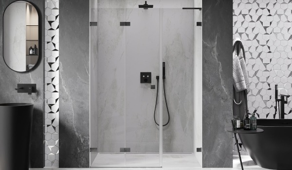 Баня с геометрични плочки на стената