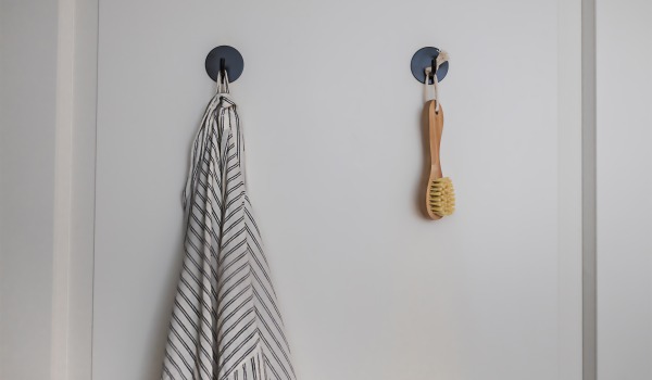 Как да монтирате аксесоари за баня с вендузи, така че да не падат?