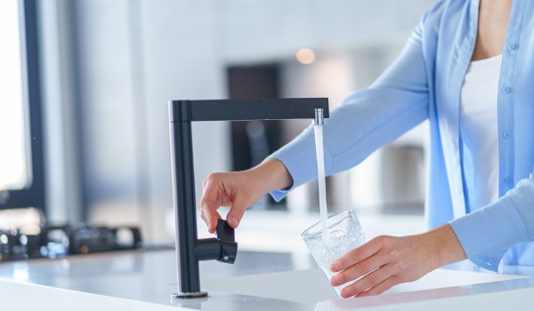 Кой филтър за питейна вода под мивката да изберете? Как работи?