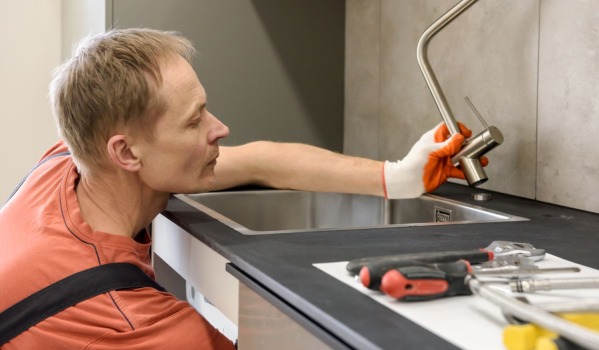 Как да отпушите кухненската мивка? Домашни методи за нейната проходимост