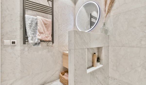 Пукнатини в плочките - как да маскираме счупена плочка